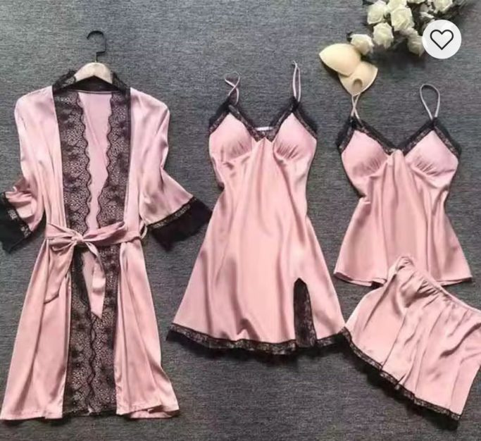Ensemble Lingerie Satin Rose Poudré 4 Pièces avec Dentelle Noire – 
Douceur & Séduction